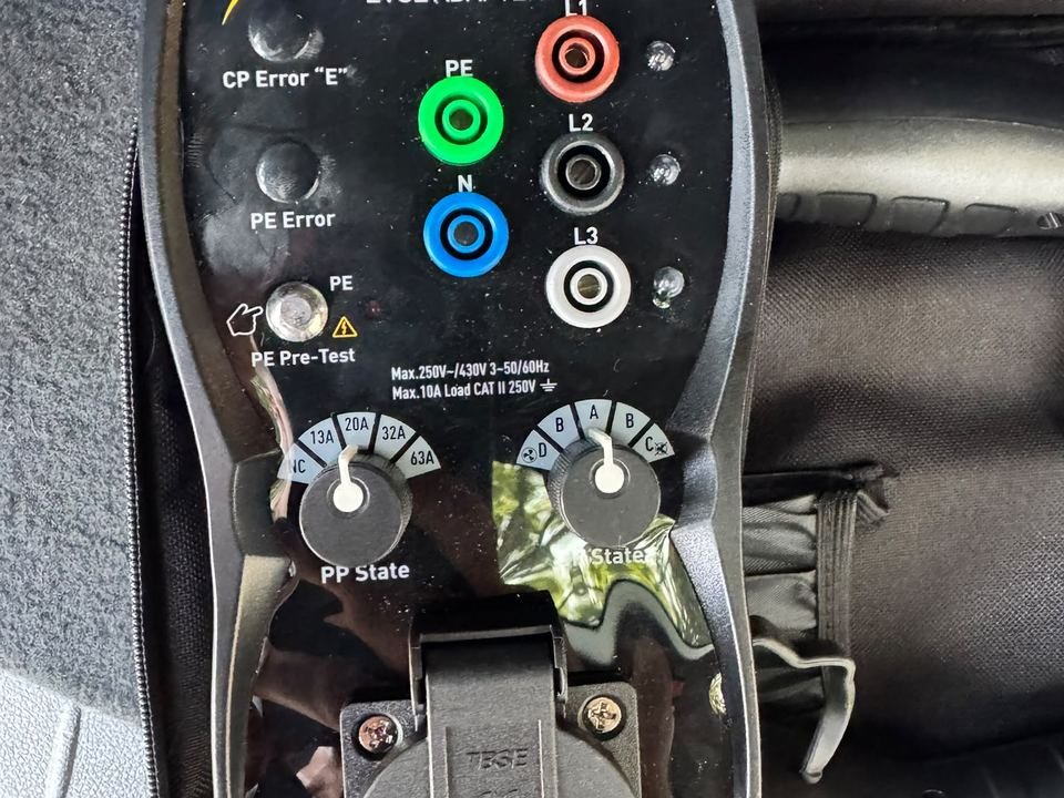 Charge simulator control panel with CP and PP state selectors